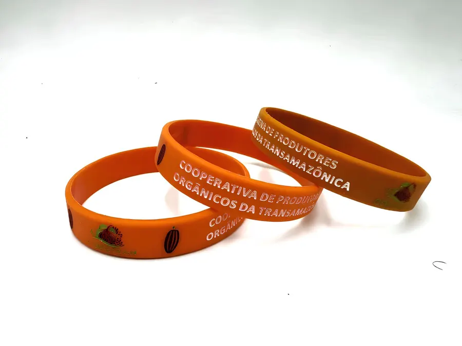 Pulseiras de silicone personalizadas, texto em relevo em diferentes cores.