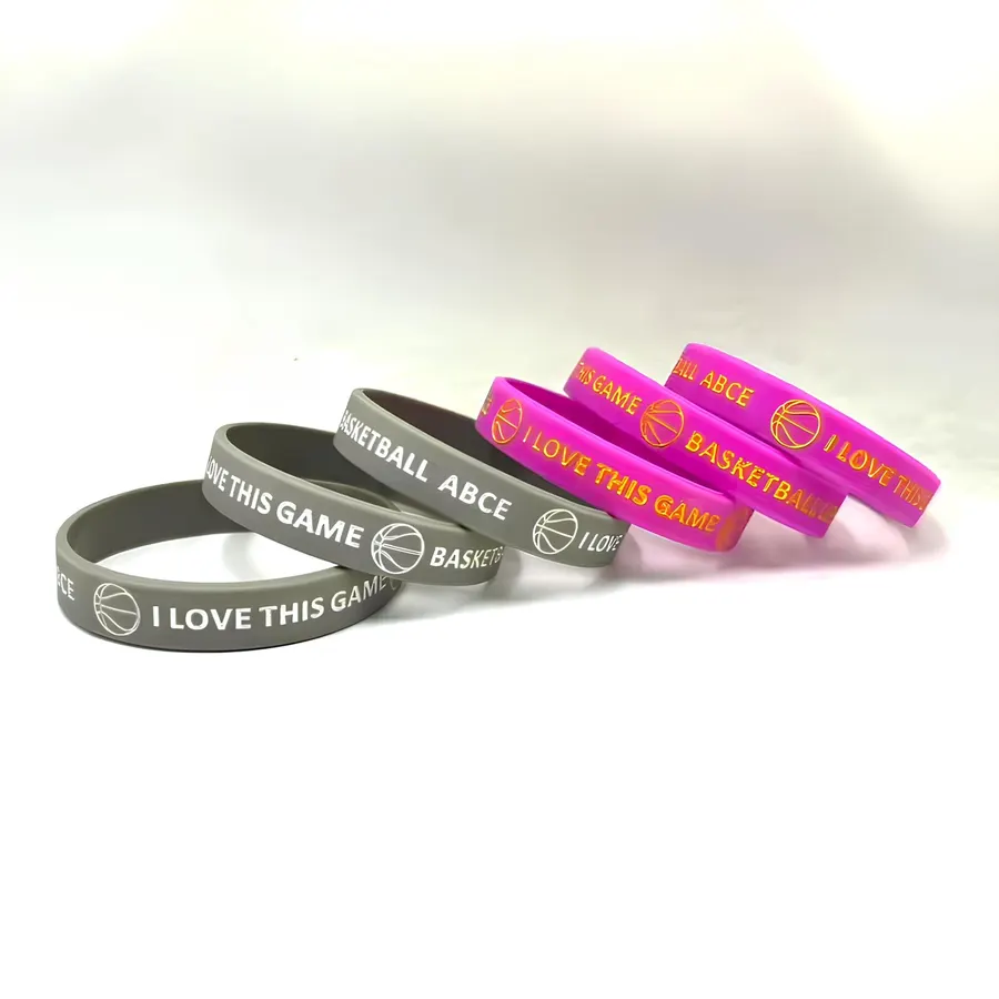 Pulseira de silicone personalizada com texto aplicado.