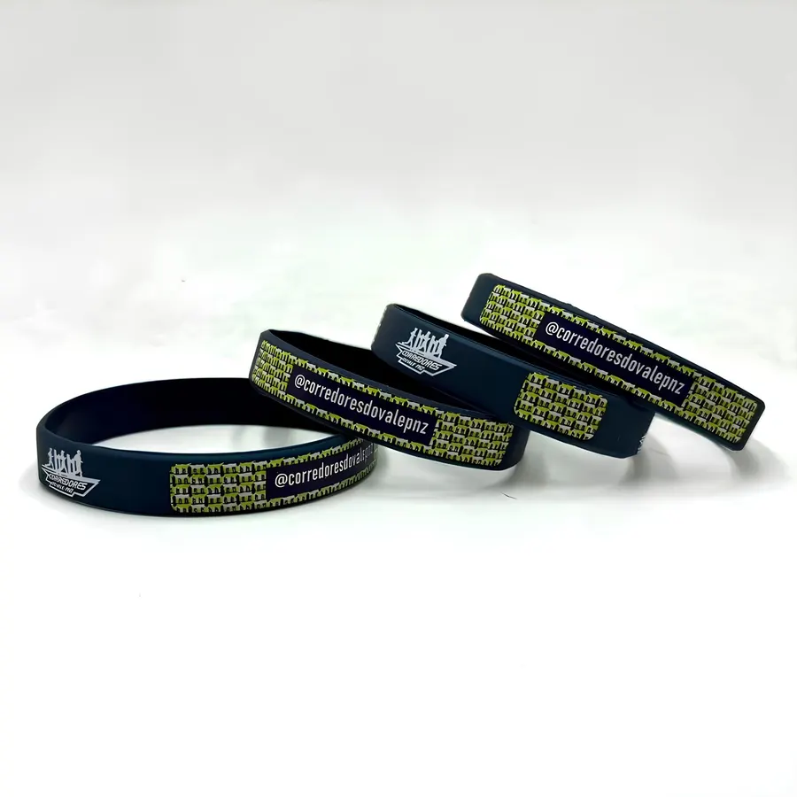 Pulseiras de silicone personalizadas com textos e símbolos aplicados.