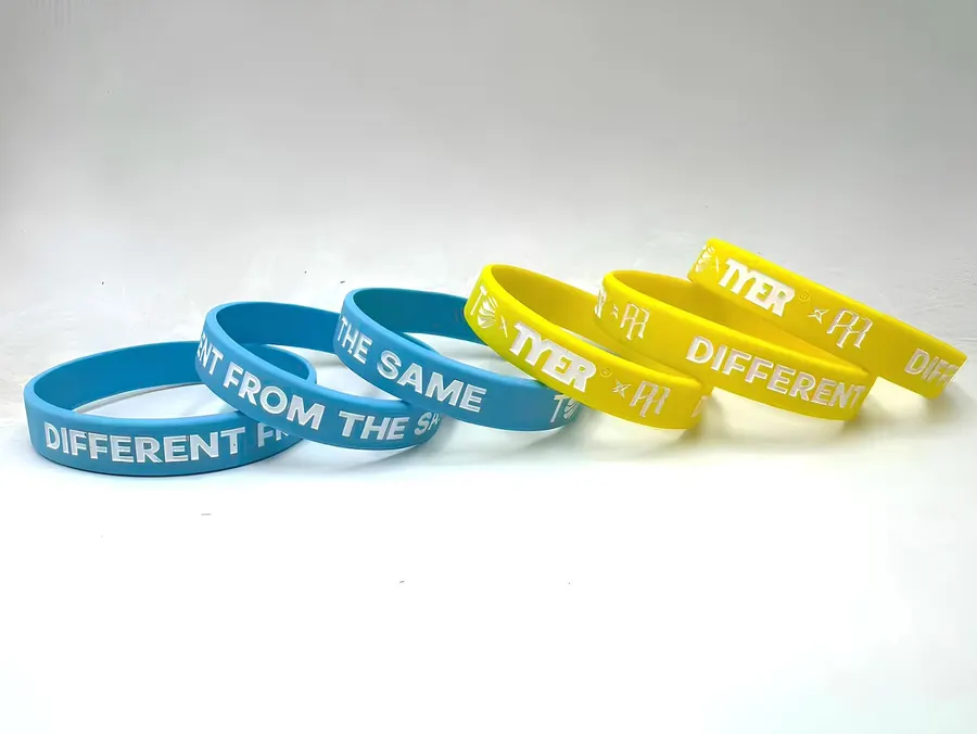 Pulseiras de silicone personalizadas em cores variadas.