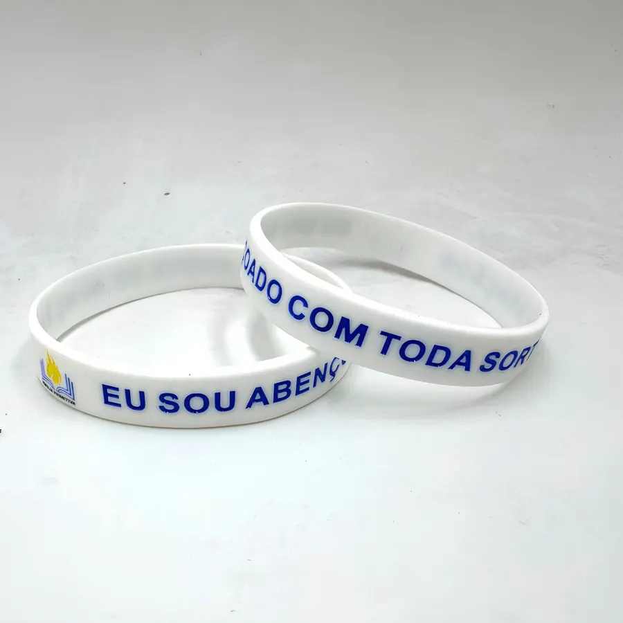 Pulseira de silicone personalizada com texto em relevo.