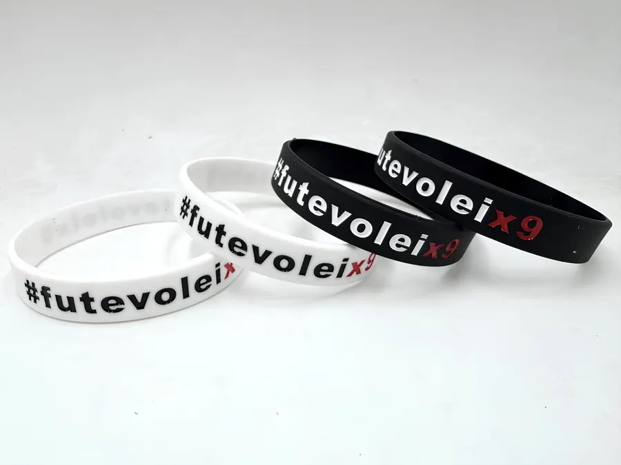 Pulseiras de silicone personalizadas, vista aproximada da aplicação do texto.