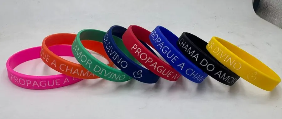 Pulseiras de silicone personalizadas dispostas lado a lado.