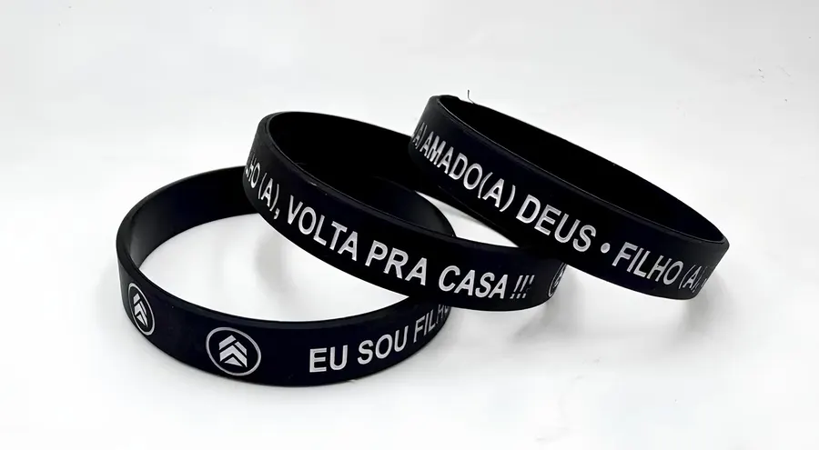 Pulseiras de silicone personalizadas em cores variadas, com texto aplicado.