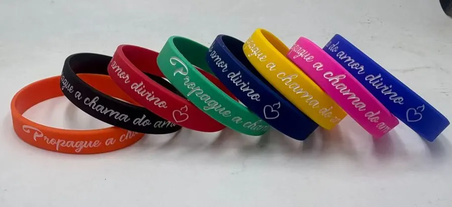 Pulseiras de silicone personalizadas com textos e símbolos aplicados.