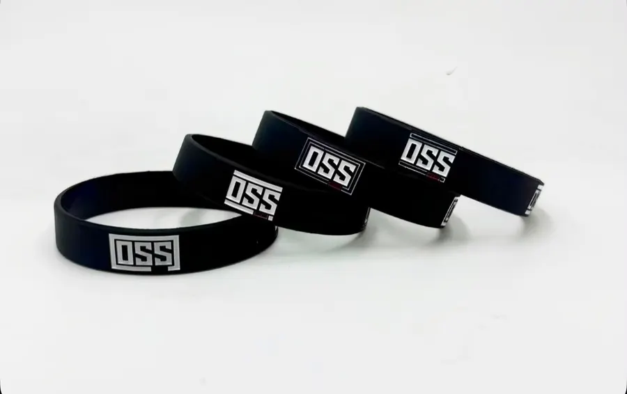 Pulseiras de silicone personalizadas, vista aproximada da aplicação do texto.