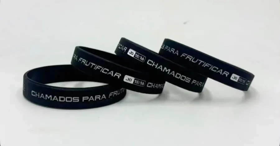 Pulseiras de silicone personalizadas em cores variadas.