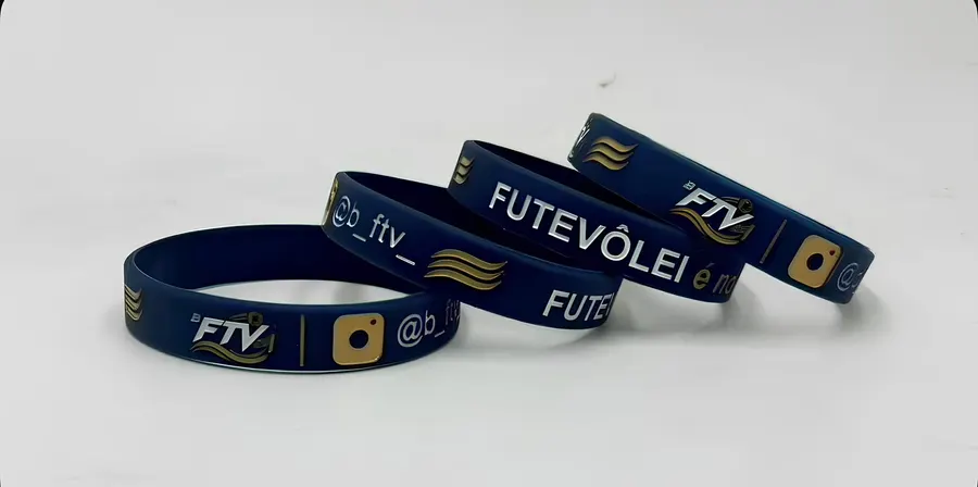 Pulseiras de silicone personalizadas dispostas lado a lado.