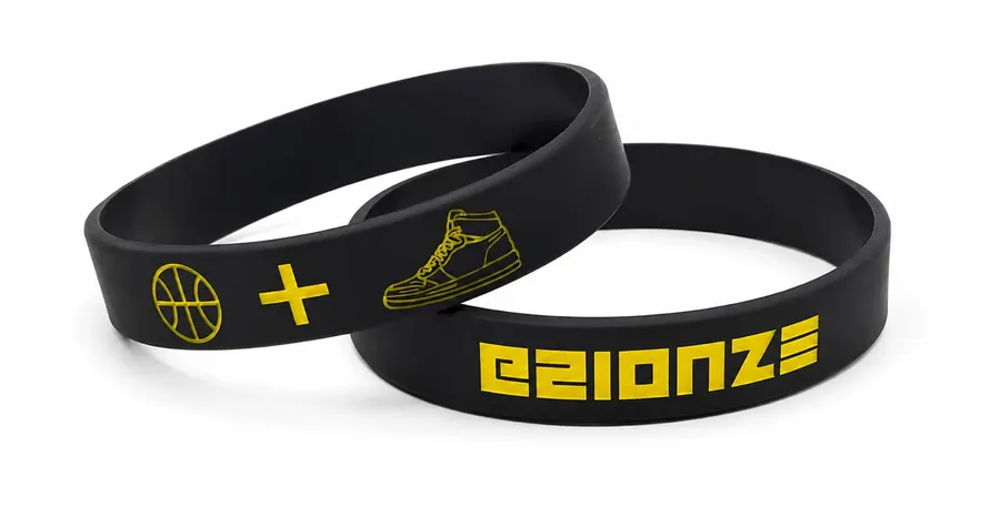 Pulseiras de silicone personalizadas com texto aplicado, vista aproximada.