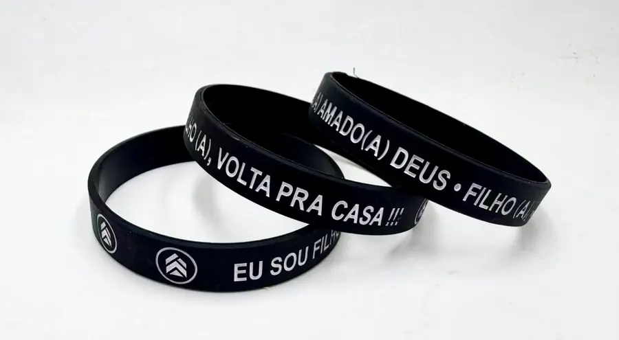 Pulseiras de silicone personalizadas em cores variadas, com texto aplicado.