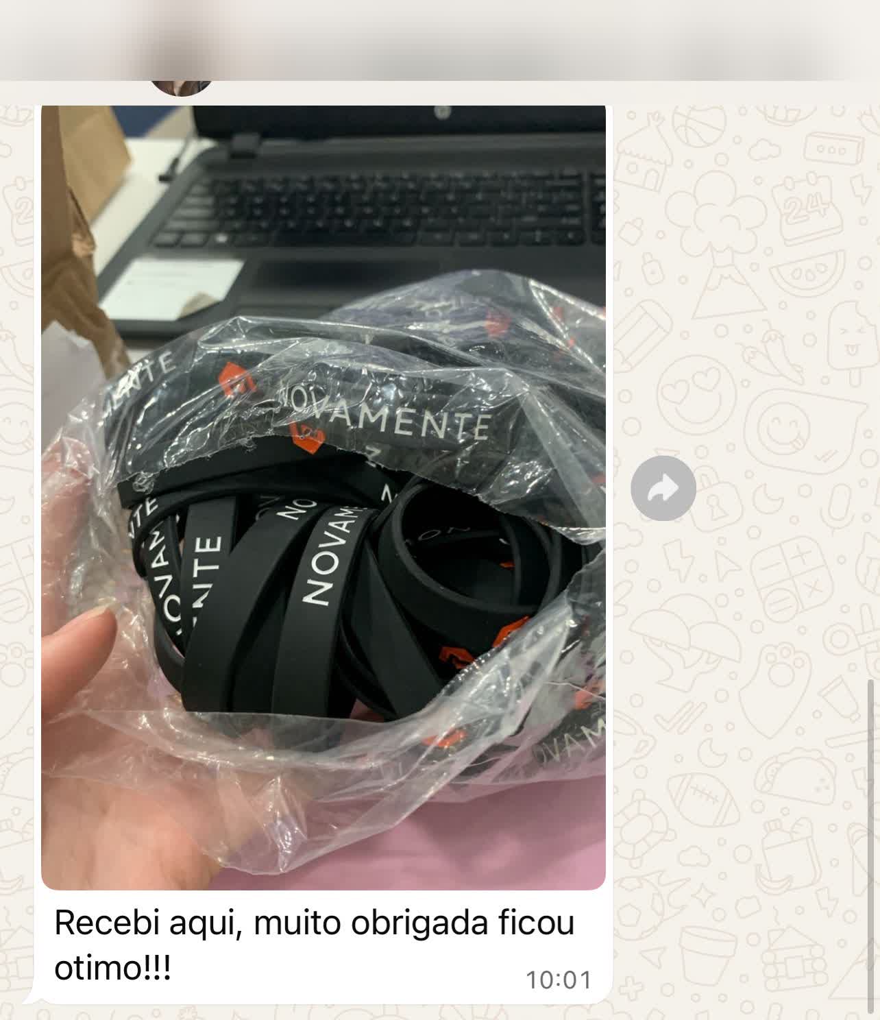 Captura de conversa real de WhatsApp confirmando a entrega de um pedido, com nome e telefone do cliente removidos